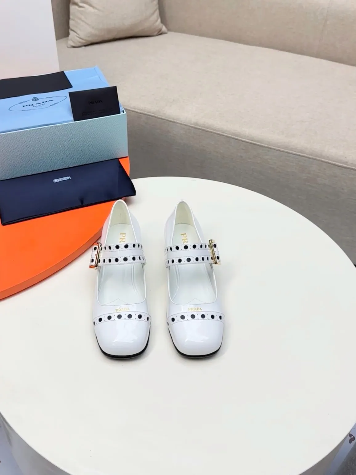 👟👟Ex-factory price 600👟👟🛒…………PRADA 2025 series loafers! At first glance, it looks both classic and versatile! No need to worry about the texture and feel of your feet! 🕳️🕳️🕳️ ____________________✍️ The simple combination is very eye-catching and atmospheric. I sincerely recommend you to buy it! Extremely versatile! Its square toe design is suitable for all kinds of female foot shapes and can be easily controlled. It is comfortable on the foot and does not squeeze the foot. The soul of the whole pair of shoes is the bias-cut design! The craftsmanship of this shoe upper is not easy to make. It seems to be quite simple, but it is much more expensive than making boots and has a high scrapability! ●━━━━━━───── Upper: imported soft cow patent leather ●━━━━━━───── Lining: silk lambskin, fine and firm leather, very soft and breathable ●━━━━━━───── Outsole: Imported Italian genuine leather outsole ➕Forefoot injection molding, high-grade and non-slip ●━━━━━━───── Heel height: 4.5cm ●━━━━━━───── Warm reminder: This shoe is an authentic sole series and you must pay attention to precautions when trying it on. Returns and exchanges are not supported if there are marks on the outsole. You can change the size and style within 15 days. Unconditional returns are not supported. Thank you for your support🙏🙏Happy cooperation.